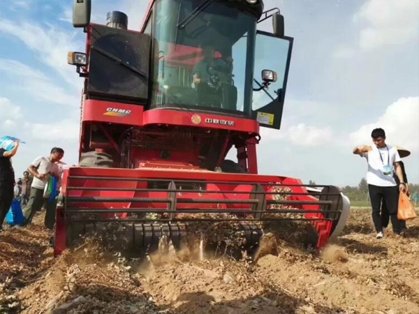 南阳陈先生采购郑州中联4HZJ-2500自走式花生捡拾收获机